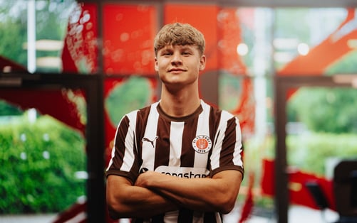 Nahaufnahme von Jannik Robatsch im Trikot des FC St. Pauli.