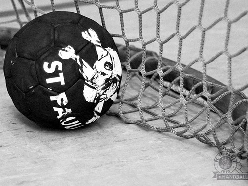 Ein Ball liegt im Netz. Auf dem Ball ist das  Logo vom FC St. Pauli.