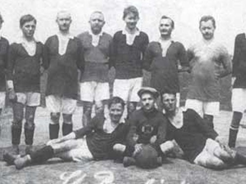 altes Foto einer Fussball-Mannschaft in schwarz und weiß.