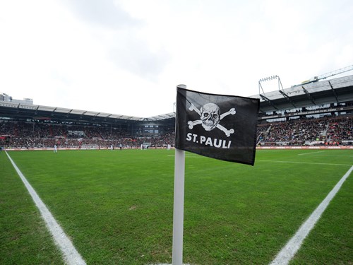 Eine Eckfahne im Fussball-Stadion zeigt einen Totenkopf. Auf der Fahne steht: St. Pauli.